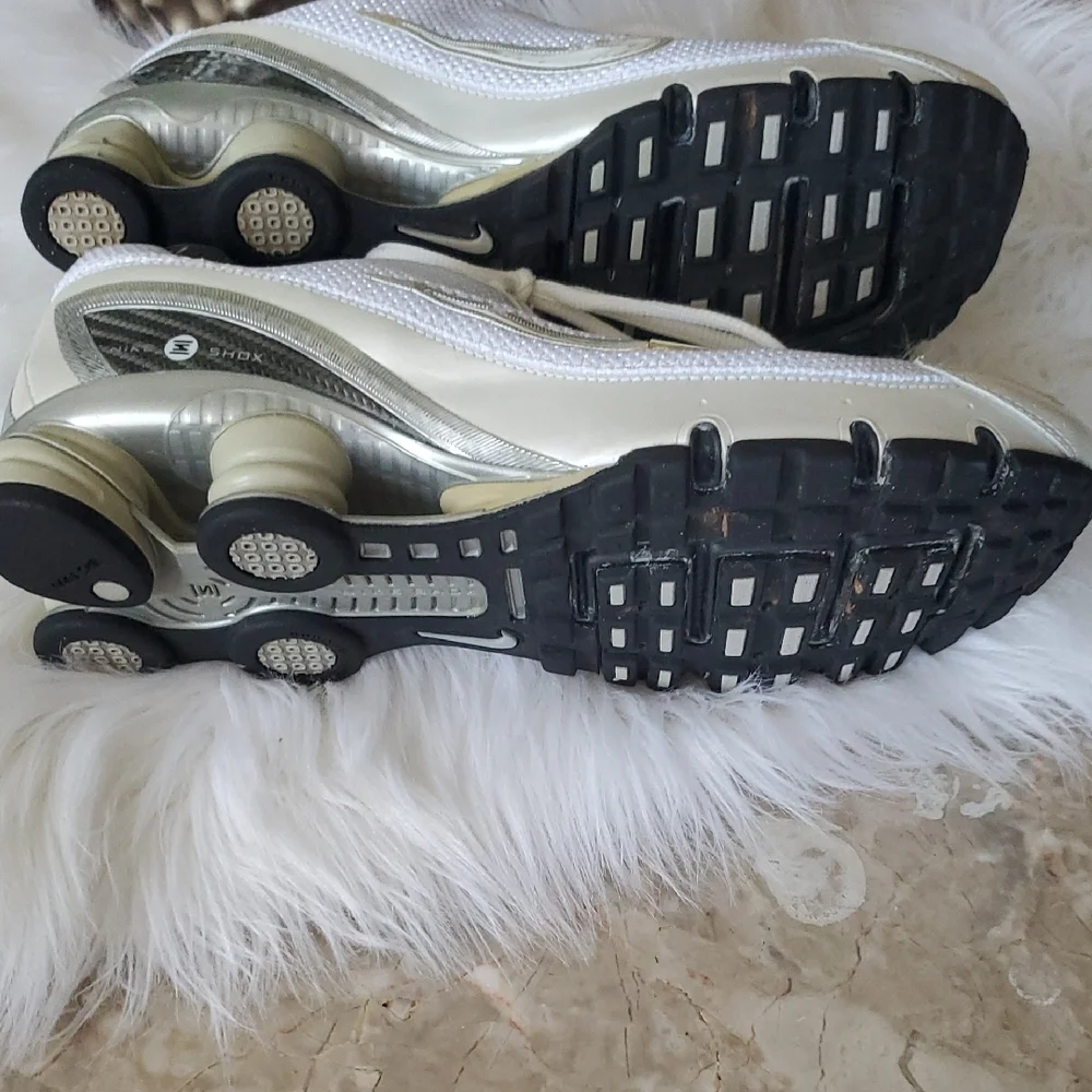 Vtg Nike Shox Women's White and Gold Athletic Shoes Size 10